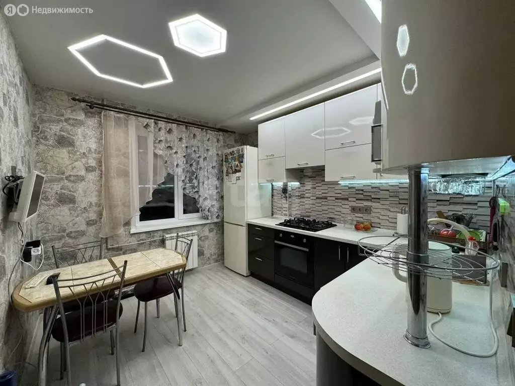 3-комнатная квартира: Сыктывкар, Октябрьский проспект, 194 (68.3 м) - Фото 1