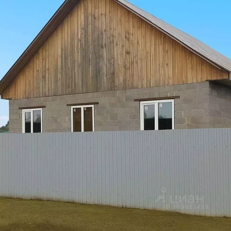 Дом в Оренбургская область, Бузулукский район, с. Сухоречка ... - Фото 1