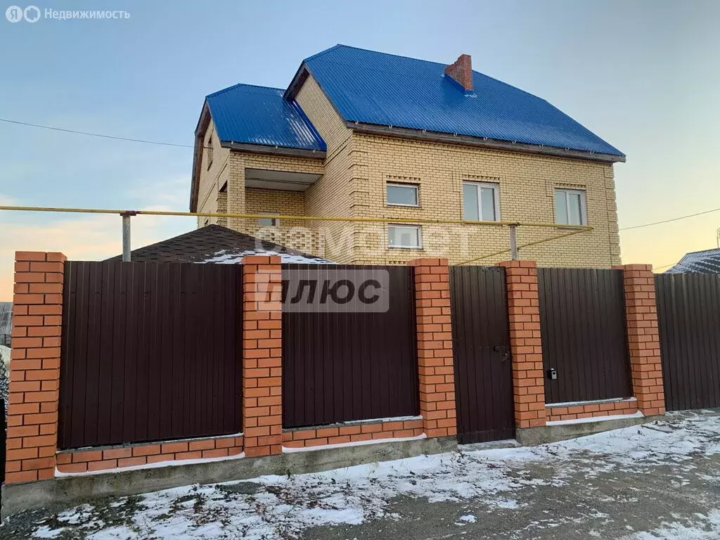 Дом в село Еткуль, 3-й переулок, 3А (300 м) - Фото 1