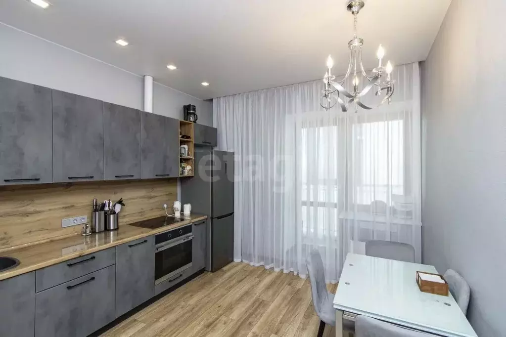 2-к кв. Тюменская область, Тюмень ул. 50 лет Октября, 4 (61.9 м) - Фото 1