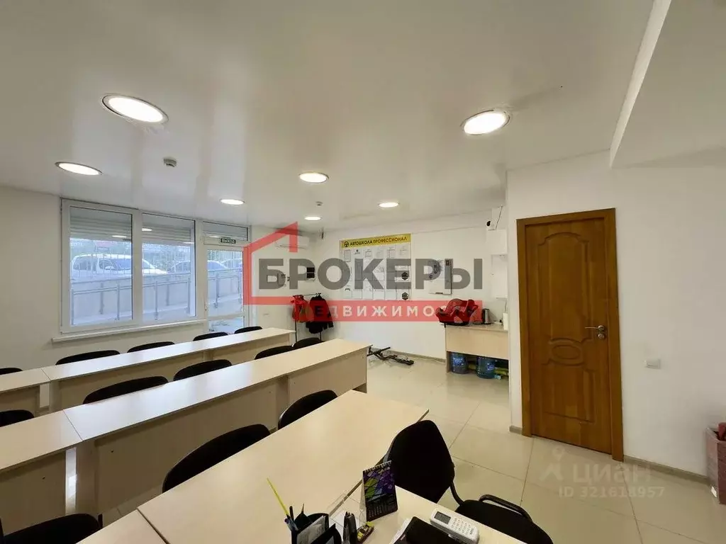 Помещение свободного назначения в Севастополь просп. Октябрьской ... - Фото 1