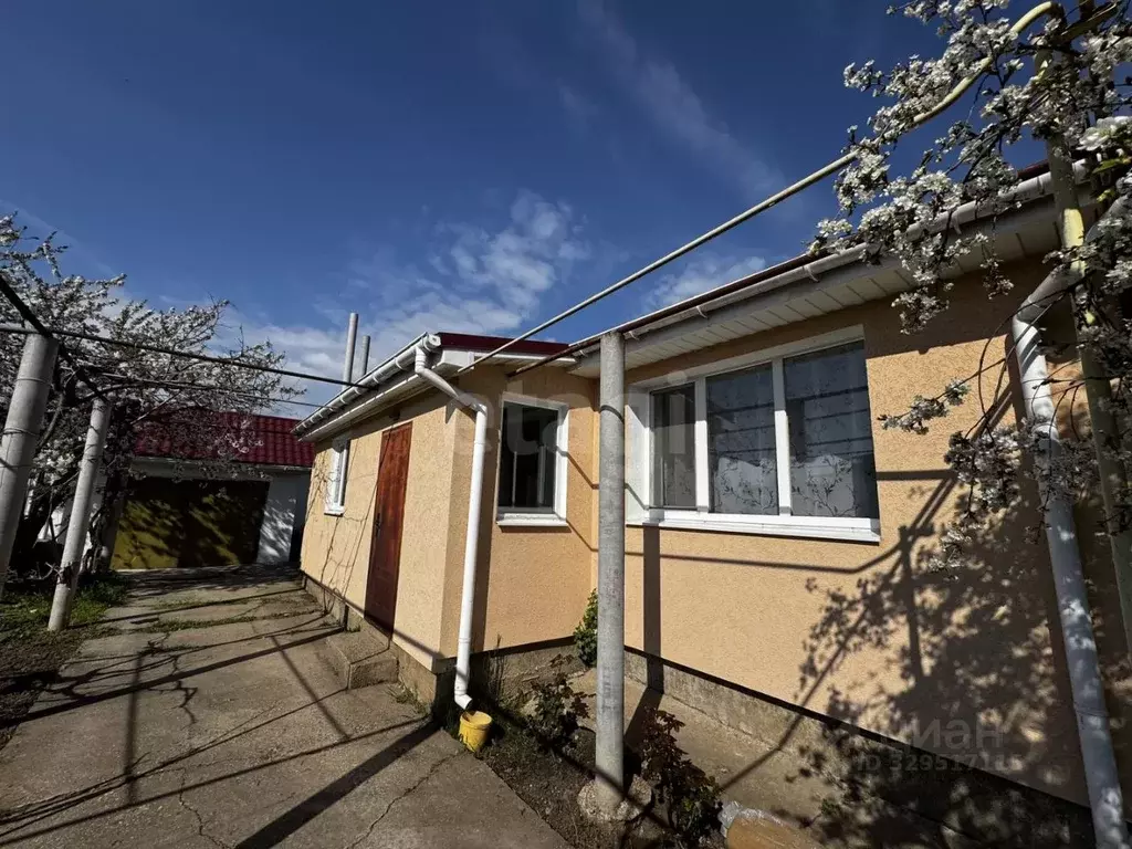 Дом в Крым, Симферопольский район, Гвардейское с/пос, с. Красная ... - Фото 1