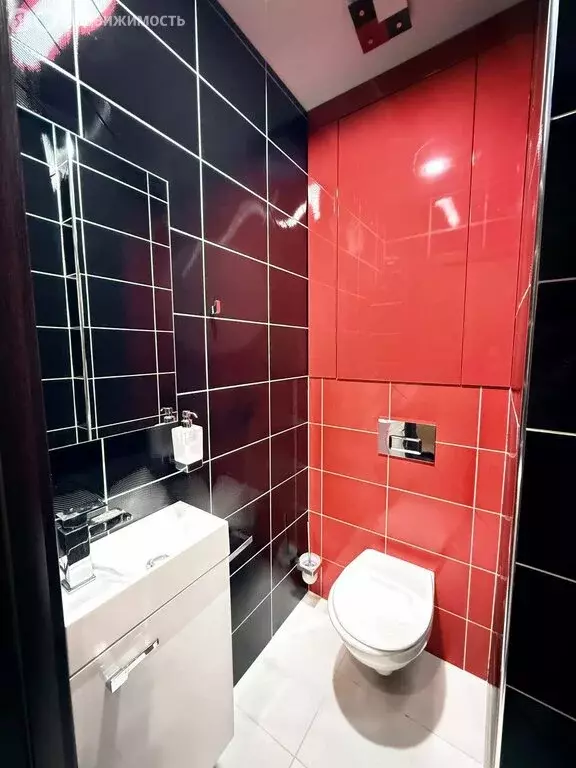 3-комнатная квартира: Пермь, улица Подводников, 96 (60 м) - Фото 1