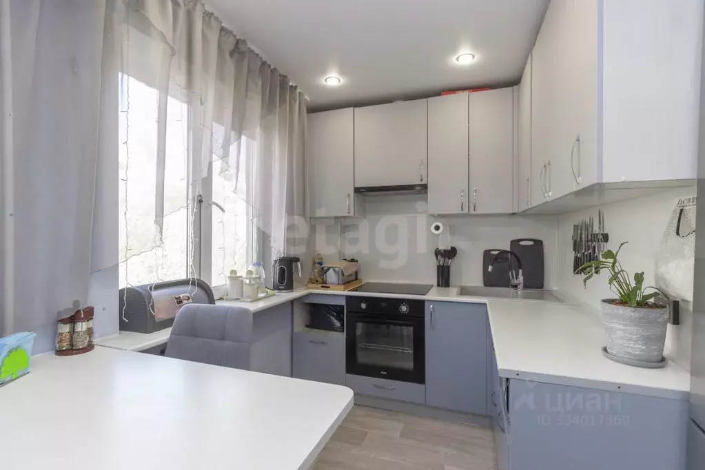 3-к кв. Омская область, Омск ул. Дианова, 5А (50.0 м) - Фото 1