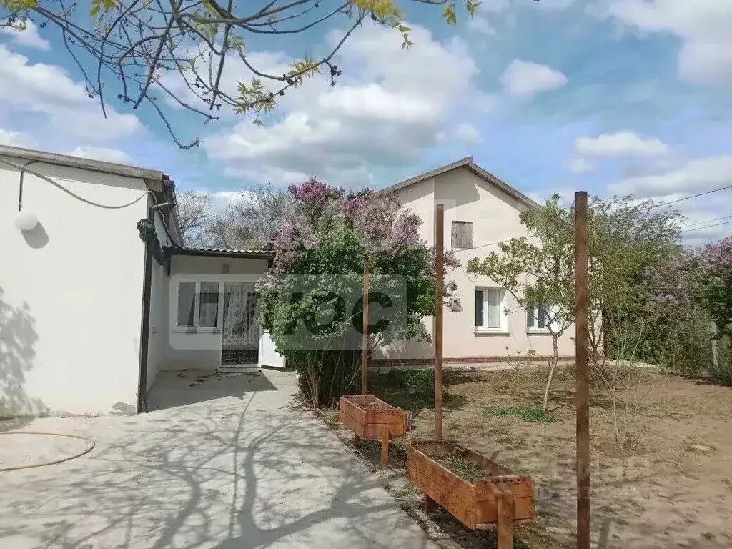 Дом в Крым, Черноморский район, Медведевское с/пос, с. Медведево ул. ... - Фото 2
