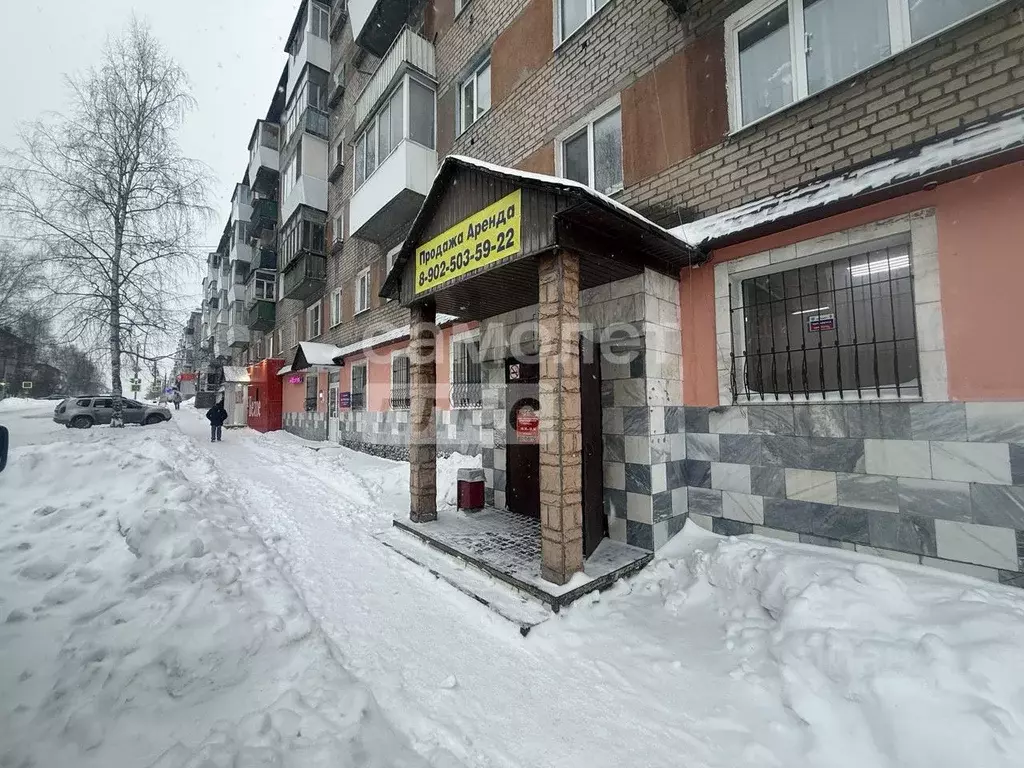 Торговая площадь в Свердловская область, Серов ул. Луначарского, 110 ... - Фото 1