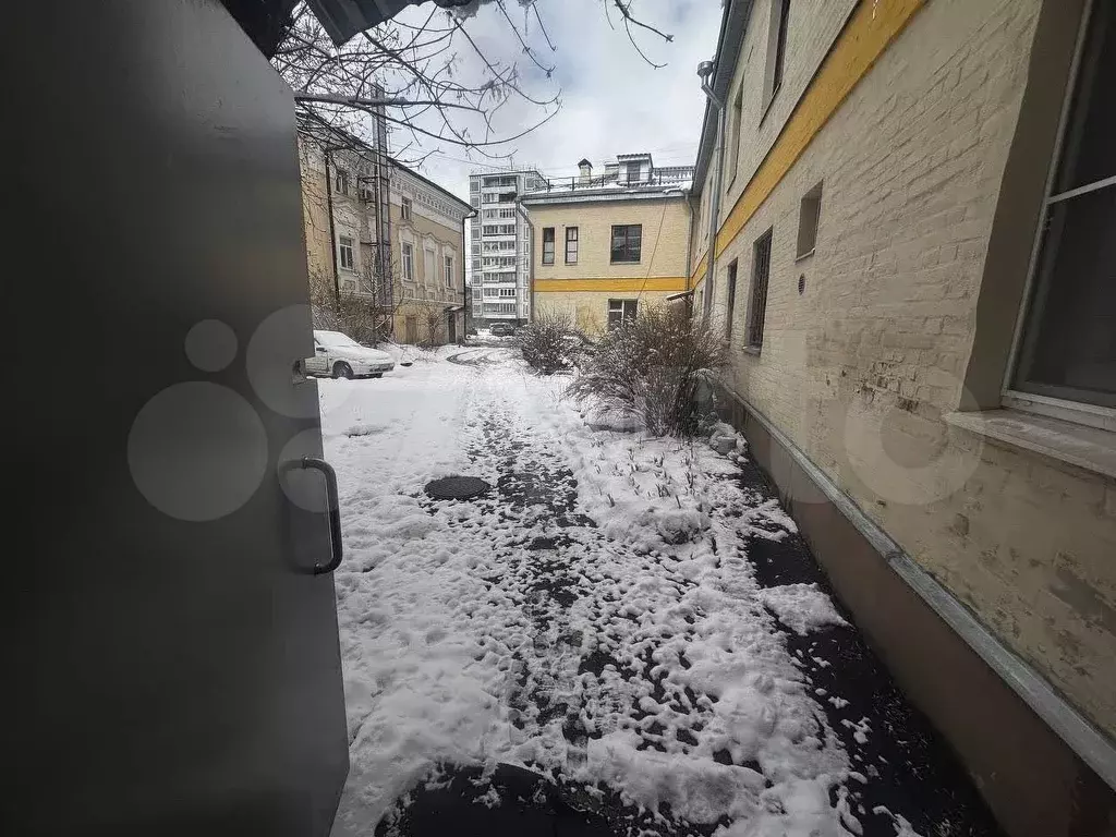 Комната 10,8 м в 6-к., 2/2 эт. - Фото 1