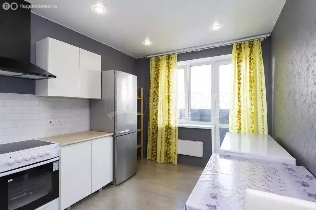2-комнатная квартира: Тюмень, улица Тимофея Чаркова, 28 (52.6 м) - Фото 1