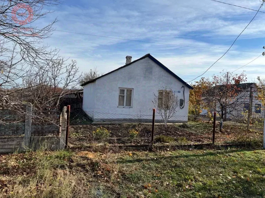 Дом в Крым, Советский район, с. Черноземное ул. Школьная (50 м) - Фото 0