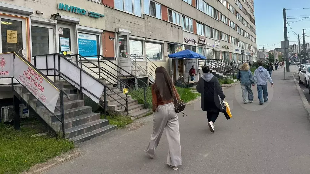 Площадь на высоком трафике у метро - Фото 1