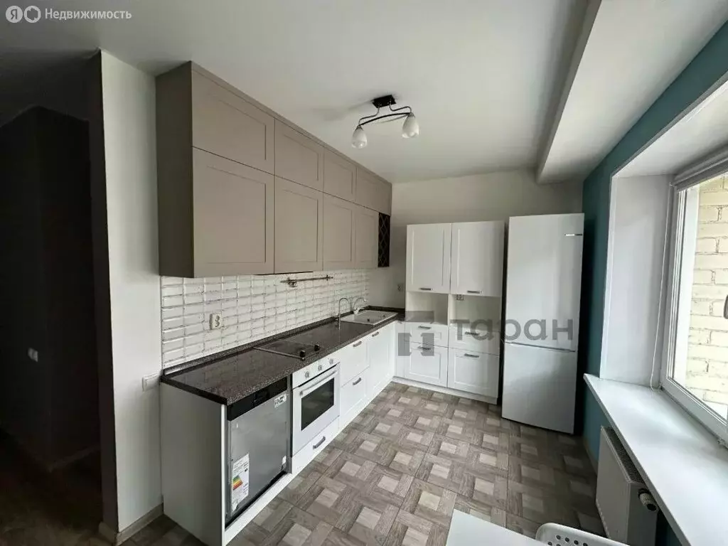 2-комнатная квартира: Челябинск, улица Братьев Кашириных, 163 (66.7 м) - Фото 0