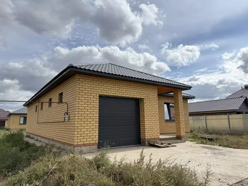 Дом в Оренбургская область, Оренбургский район, с. Нежинка ул. ... - Фото 1