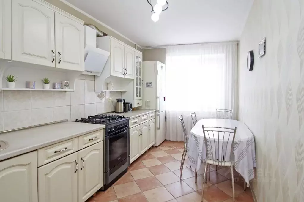 4-к кв. Омская область, Омск ул. 16-я Северная, 150 (116.0 м) - Фото 0