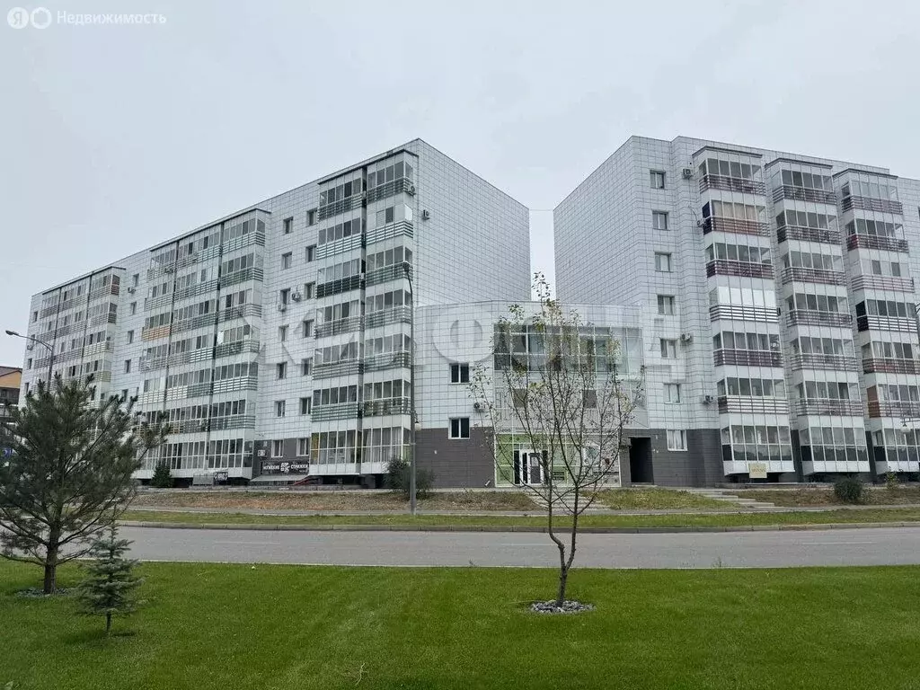 3-комнатная квартира: Абакан, улица Авиаторов, 2 (65 м) - Фото 0