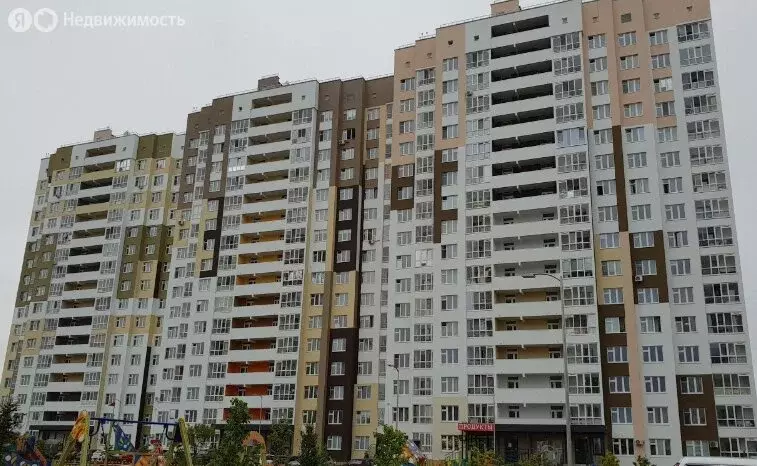 2-комнатная квартира: Тюмень, улица Александра Протозанова, 10 (53 м) - Фото 1