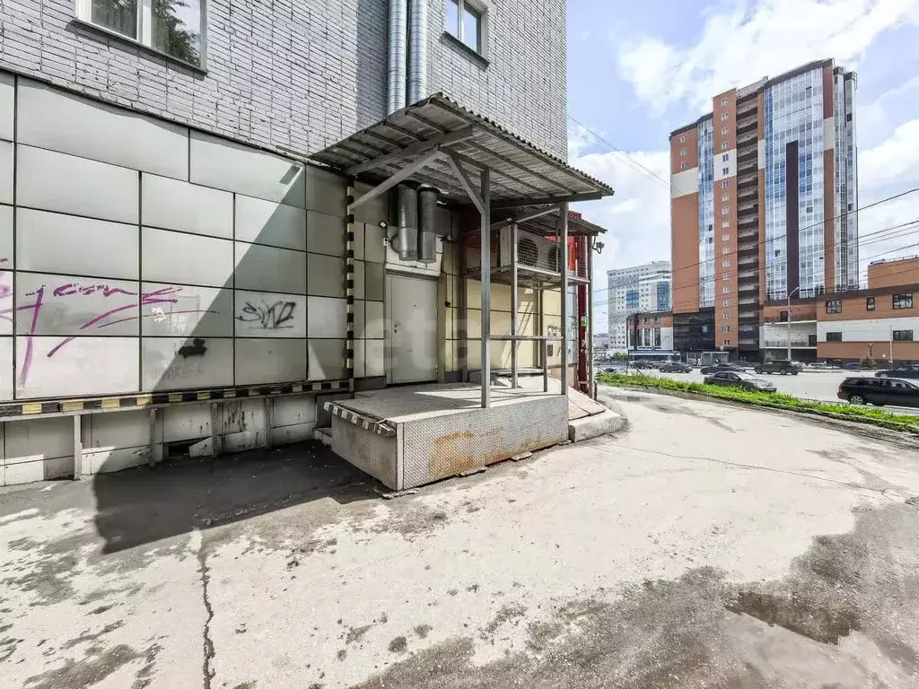 Торговая площадь в Новосибирская область, Новосибирск ул. Кошурникова, ... - Фото 1