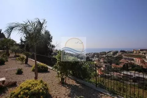 H1037 Apartment with balcony and sea view for sale in Sanremo. - Фото 1