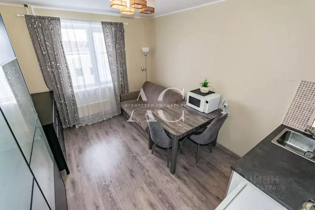 Комната Свердловская область, Екатеринбург ул. Хохрякова, 102 (11.5 м) - Фото 1