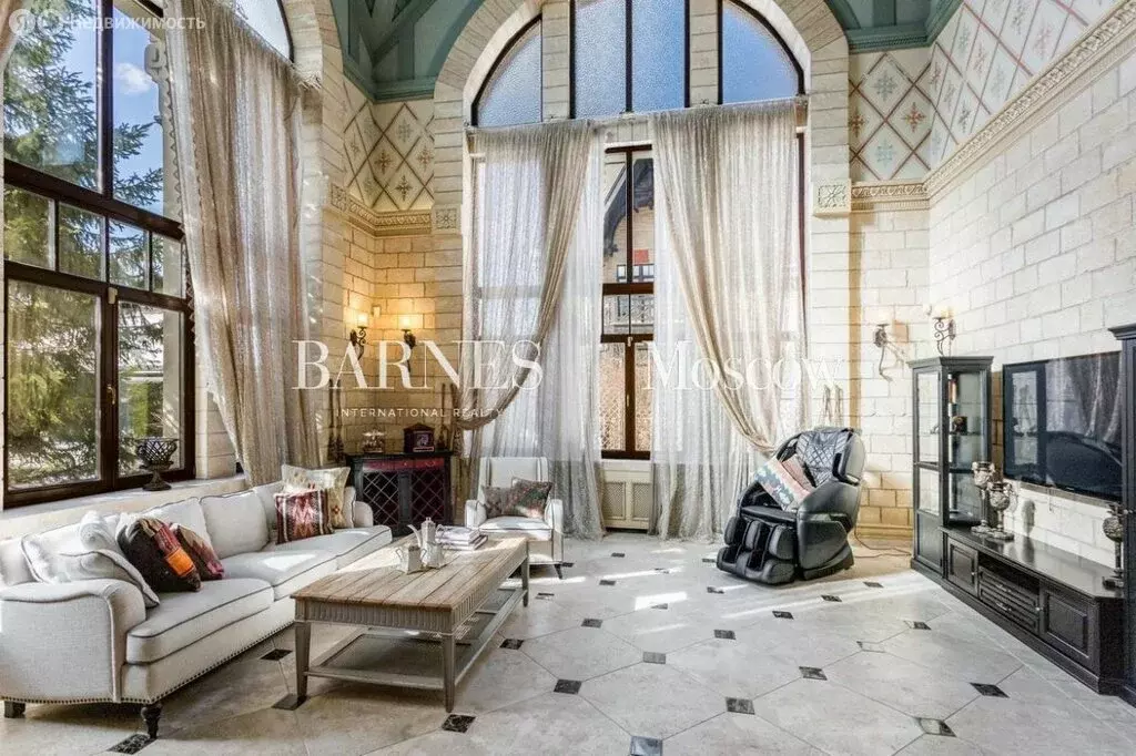 Дом в Одинцовский городской округ, село Жаворонки (290 м) - Фото 1