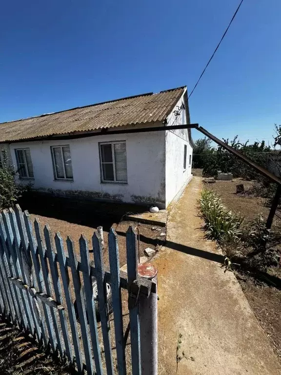 Дом в Астраханская область, Икрянинский район, с. Озерное ул. Бэра, 27 ... - Фото 1