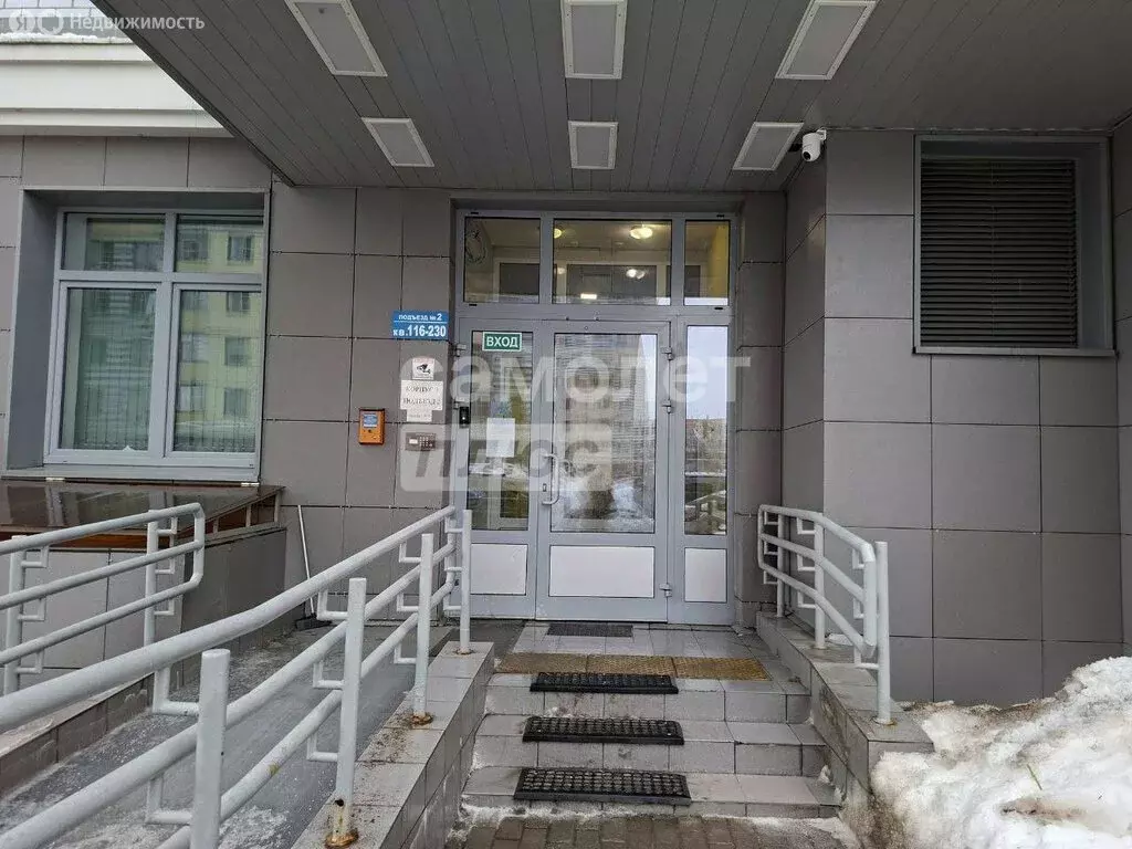 3-комнатная квартира: Москва, улица Адмирала Лазарева, 63 (69 м) - Фото 1