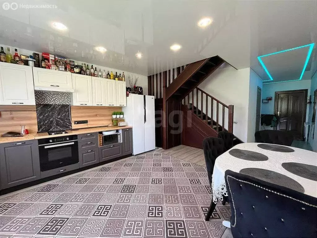 Дом в поселок Пятилетка, Полевая улица (180 м) - Фото 1