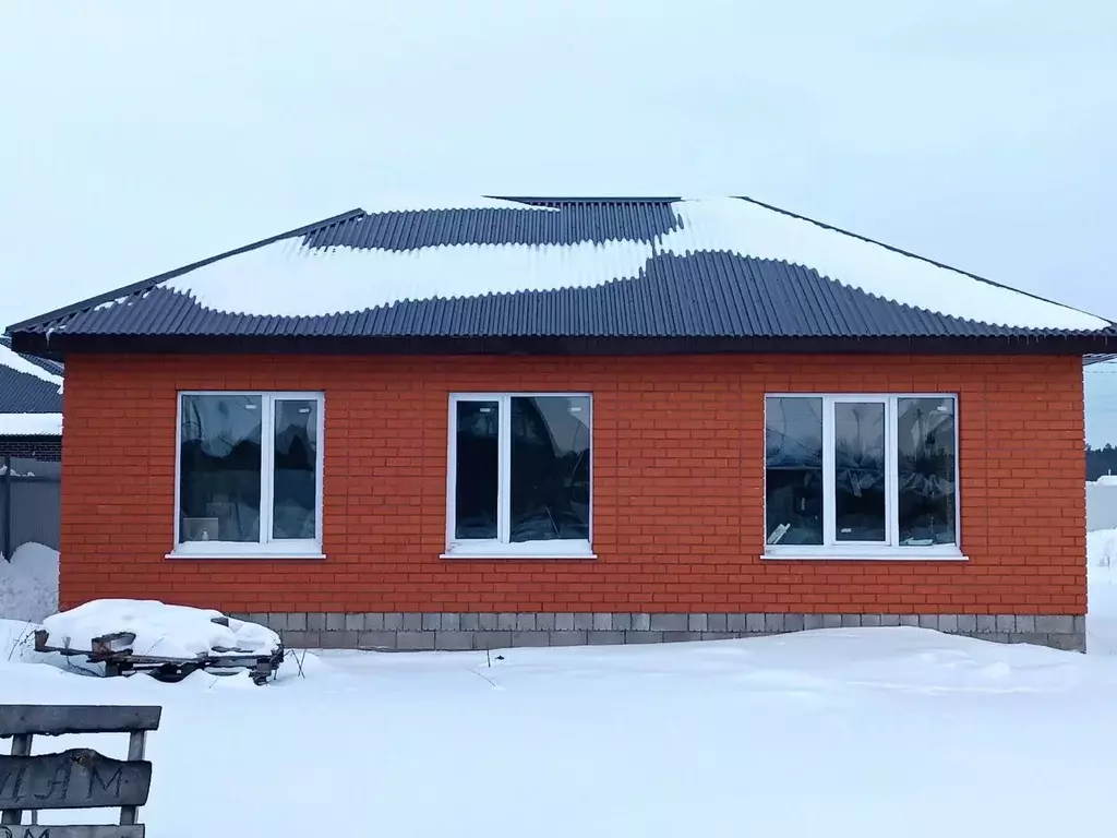 Дом в Ульяновская область, Чердаклинский район, Мирновское с/пос, с. ... - Фото 1