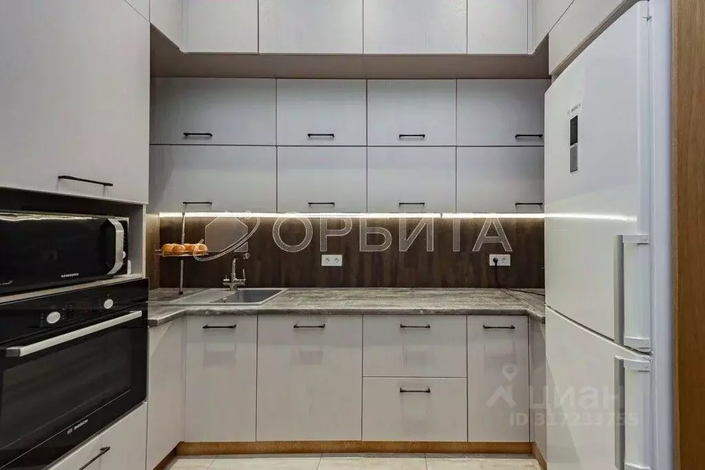 3-к кв. Тюменская область, Тюмень ул. Александра Митинского, 7к1 (84.6 ... - Фото 0