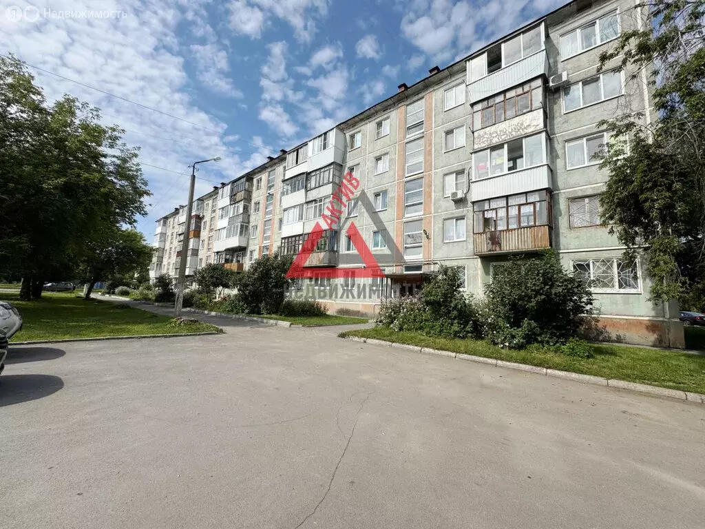 3-комнатная квартира: Каменск-Уральский, улица Шестакова, 3 (50 м) - Фото 0