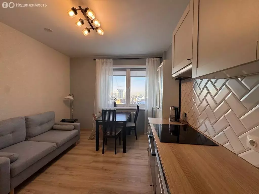 2-комнатная квартира: Пермь, улица Революции, 54 (61.8 м) - Фото 1