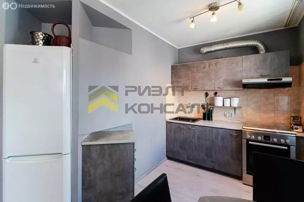 2-комнатная квартира: Омск, Кемеровская улица, 22 (60 м) - Фото 0