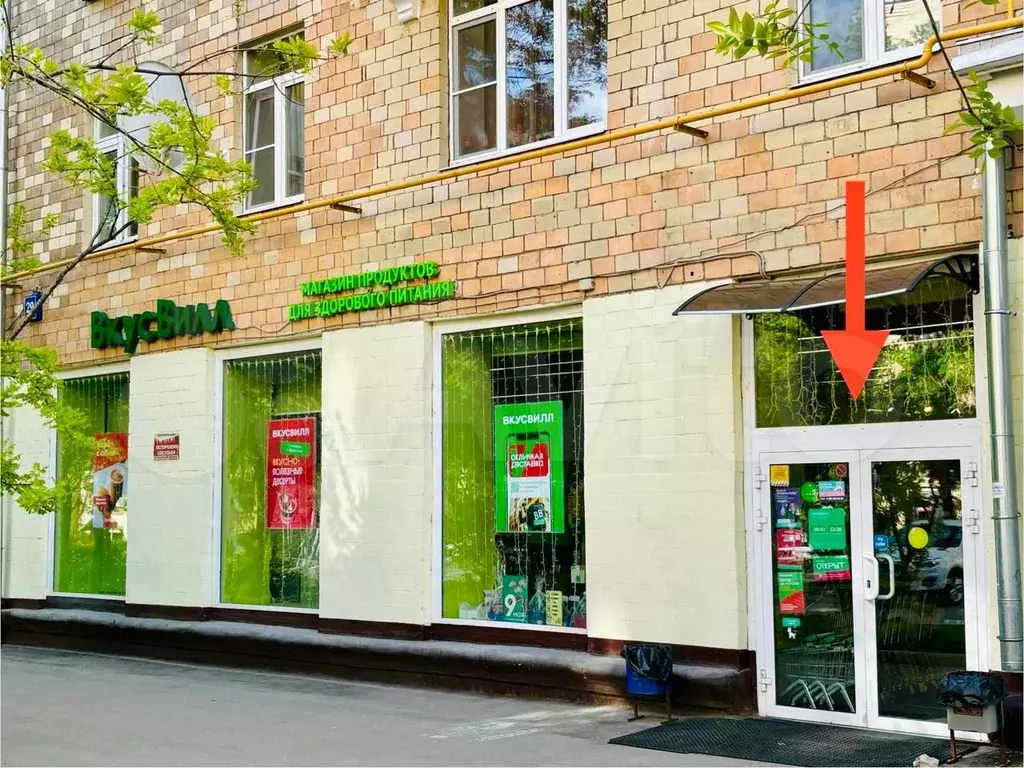 Вкусвилл на остановке в центре Москвы, 1-я линия - Фото 0