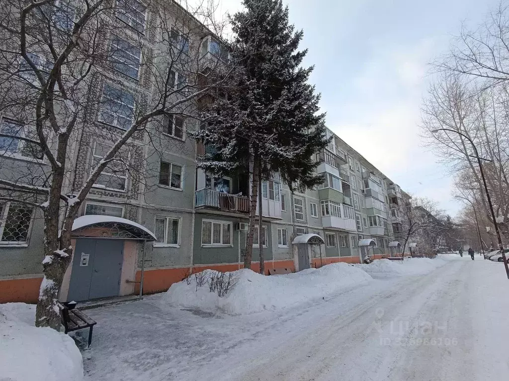 3-к кв. Омская область, Омск Городок Нефтяников мкр, ул. Блюхера, 8 ... - Фото 0