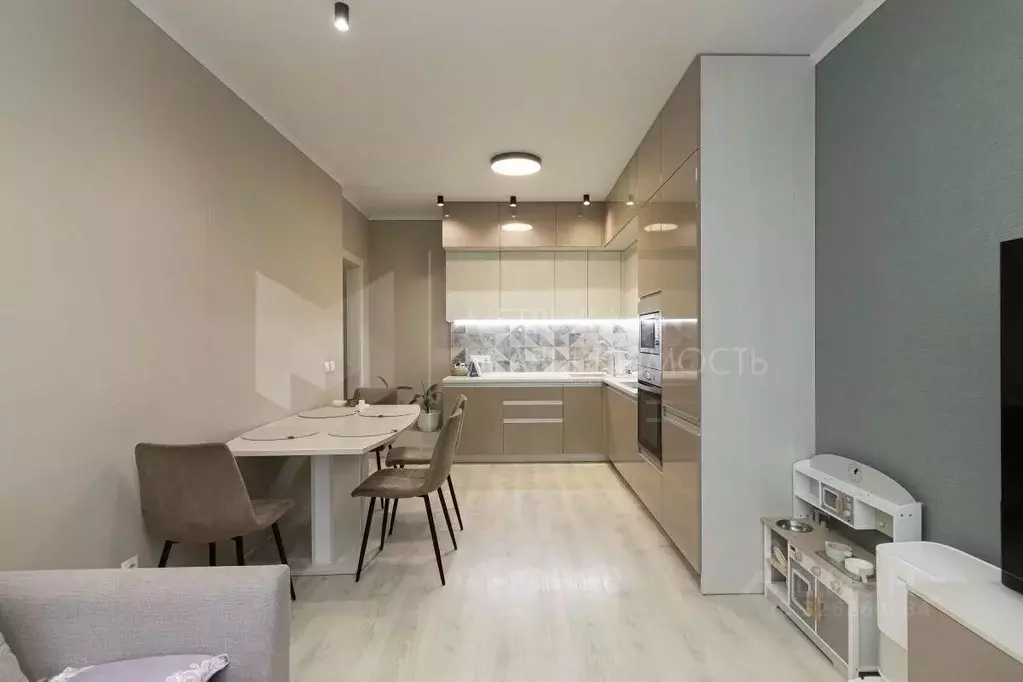 2-к кв. Тюменская область, Тюмень ул. Бакинских Комиссаров, 1 (59.5 м) - Фото 0