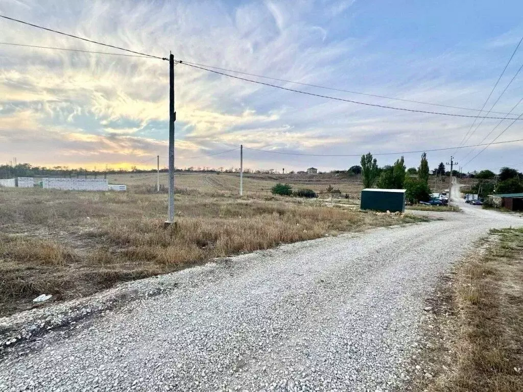 Участок в Крым, Симферопольский район, Молодежненское с/пос, с. ... - Фото 1
