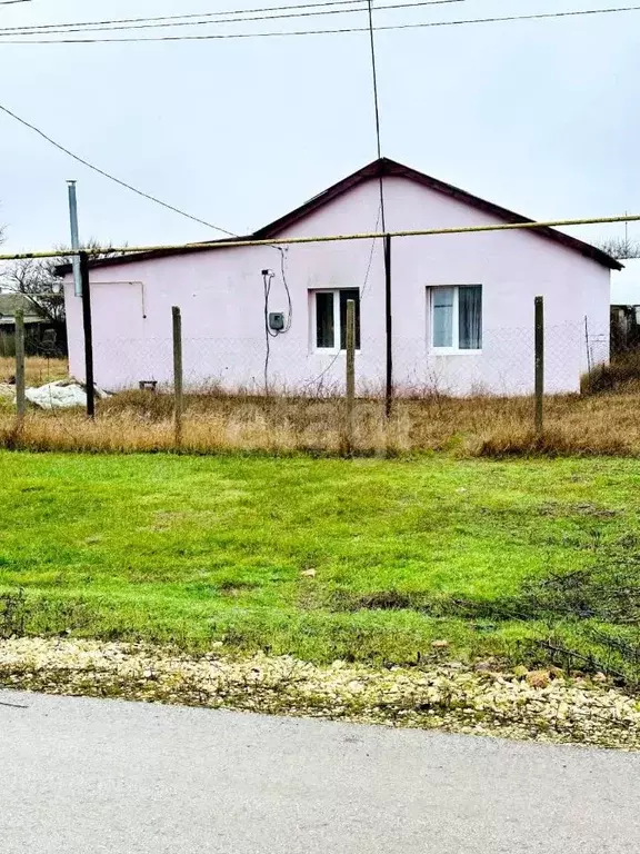 Дом в Крым, Раздольненский район, Березовское с/пос, с. Березовка ул. ... - Фото 1