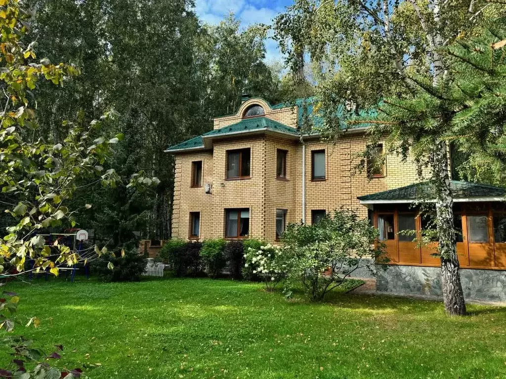 Дом в Тюменская область, Тюмень Тарманы мкр, ул. Динаровская (439 м) - Фото 1