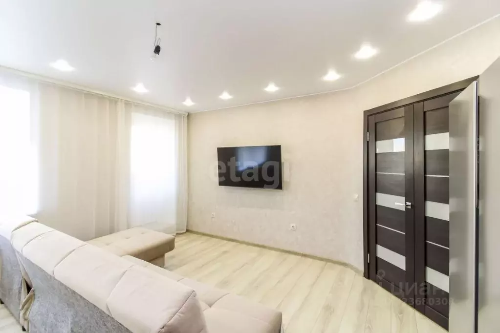 2-к кв. Тюменская область, Тюмень ул. Избышева, 6 (62.8 м) - Фото 1