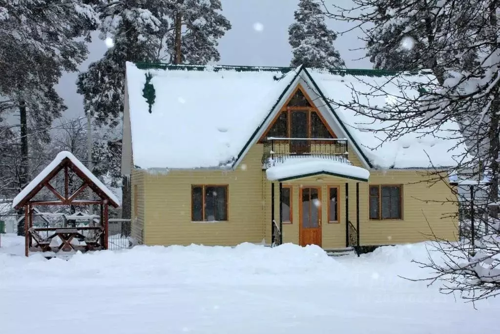 Дом в Карачаево-Черкесия, Зеленчукский район, с. Архыз ул. Банковская, ... - Фото 1