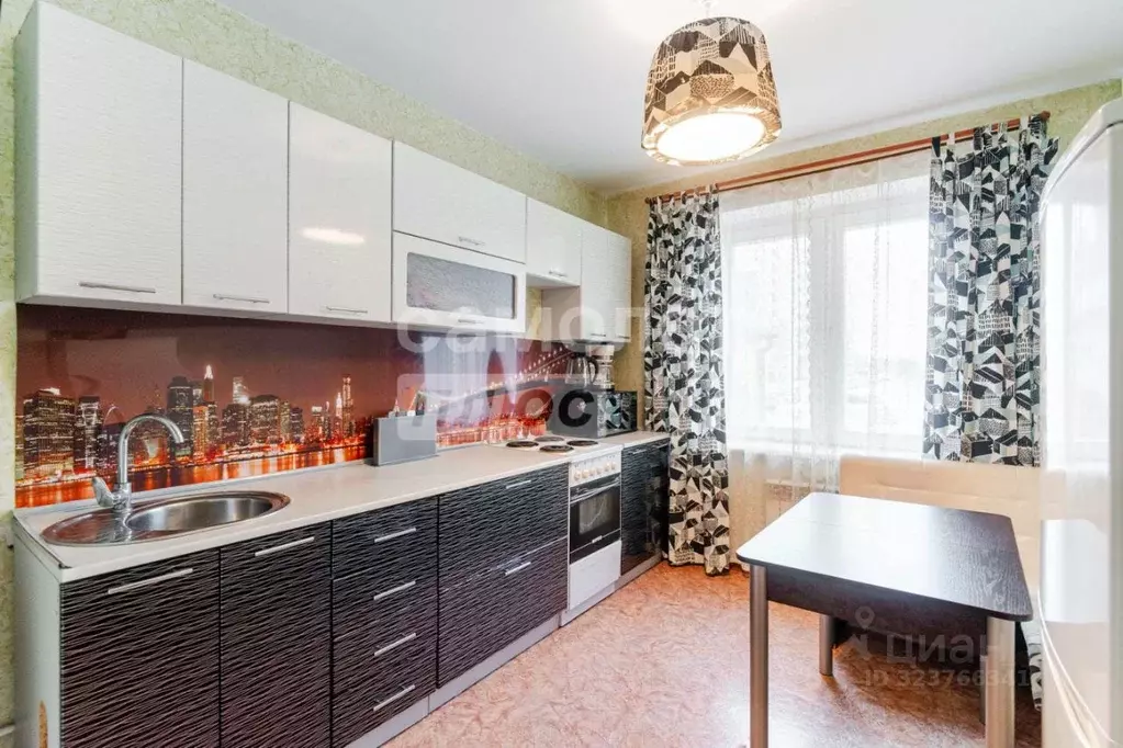 2-к кв. Омская область, Омск Осоавиахимовская ул., 181к1 (56.6 м) - Фото 1