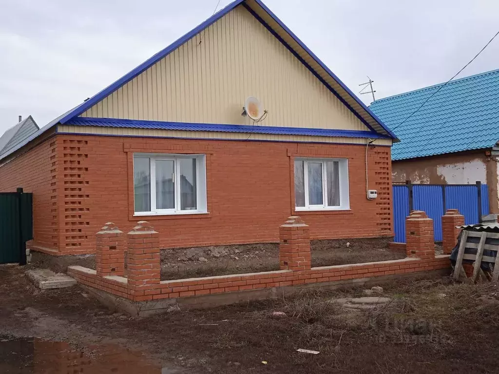 Дом в Оренбургская область, Тоцкий сельсовет, с. Тоцкое ул. ... - Фото 1