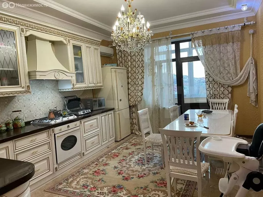 5-комнатная квартира: Махачкала, улица Абдуллы Гаджиева, 26А (220 м) - Фото 1