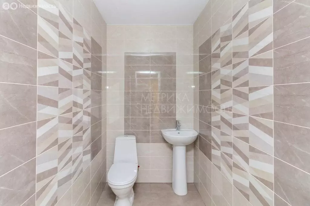 2-комнатная квартира: Тюмень, улица Бирюзова, 6Б (100.7 м) - Фото 1