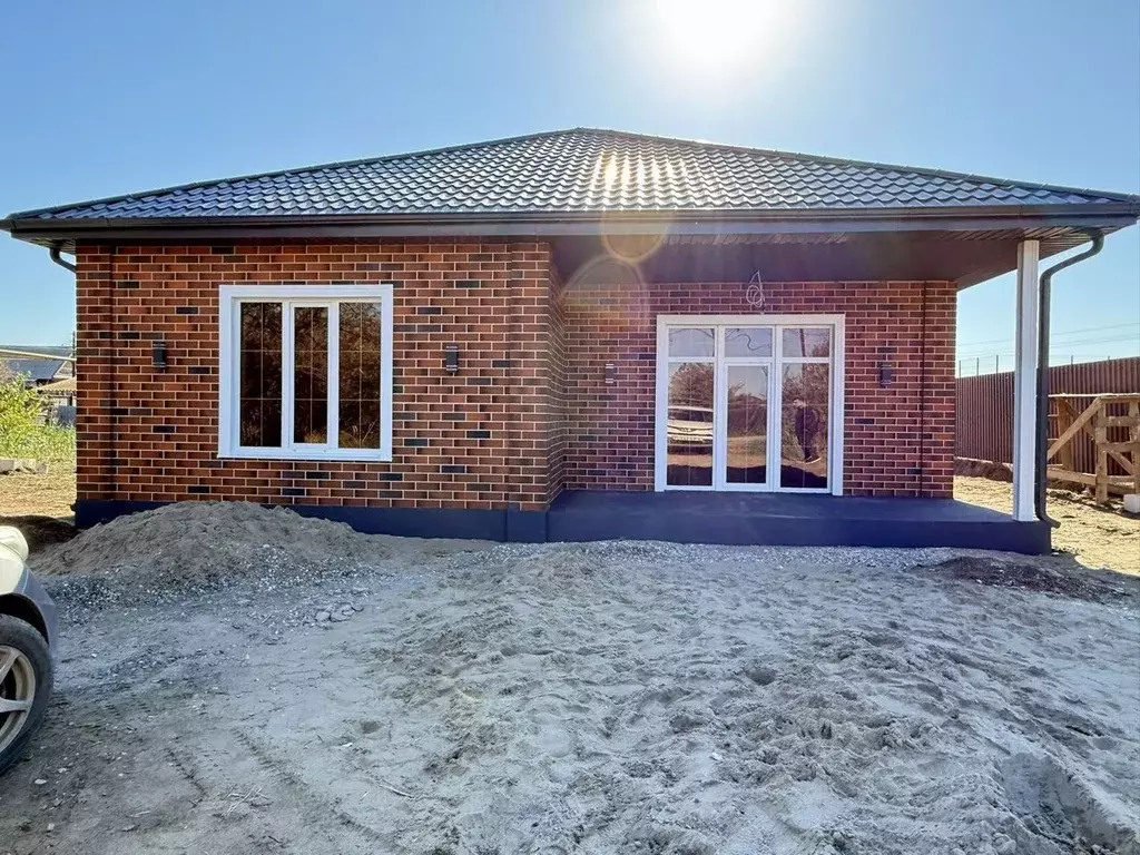 Дом в Астраханская область, Приволжский район, с. Карагали ул. Карла ... - Фото 1