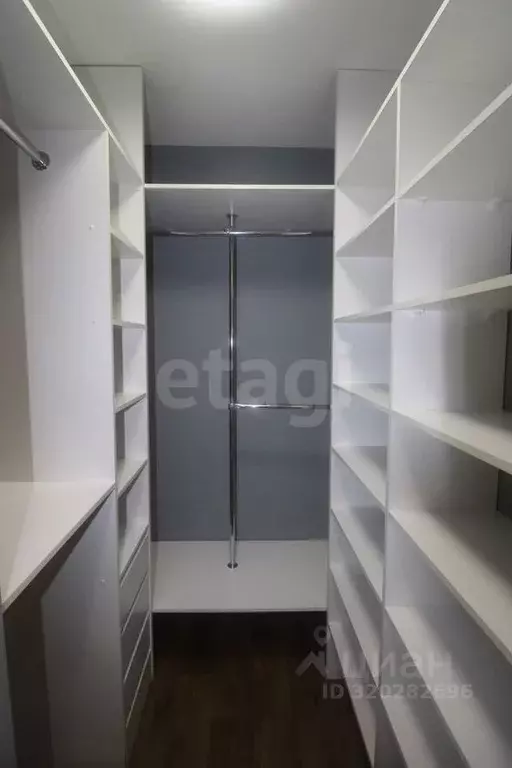 3-к кв. Челябинская область, Челябинск ул. Александра Шмакова, 17 ... - Фото 0