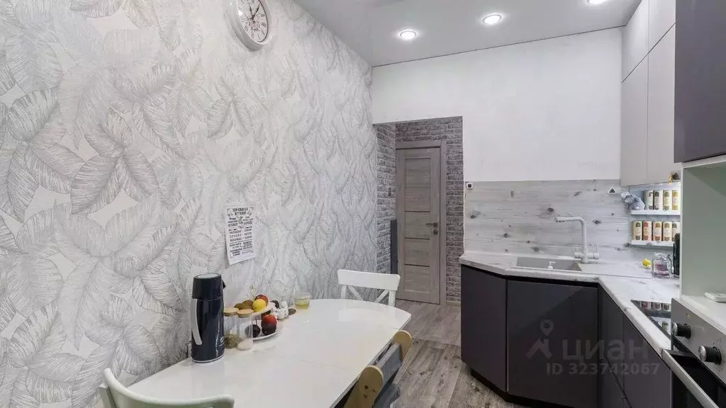 2-к кв. Тюменская область, Тюмень ул. Муравленко, 19 (54.5 м) - Фото 2