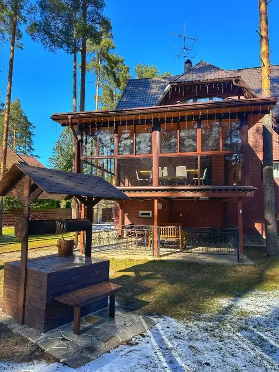 Дом в Ленинградская область, Всеволожск Комсомольский пер., 22 (250 м) - Фото 0