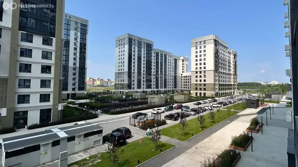 2-комнатная квартира: Тюмень, улица Братьев Бондаревых, 5 (73.5 м) - Фото 1