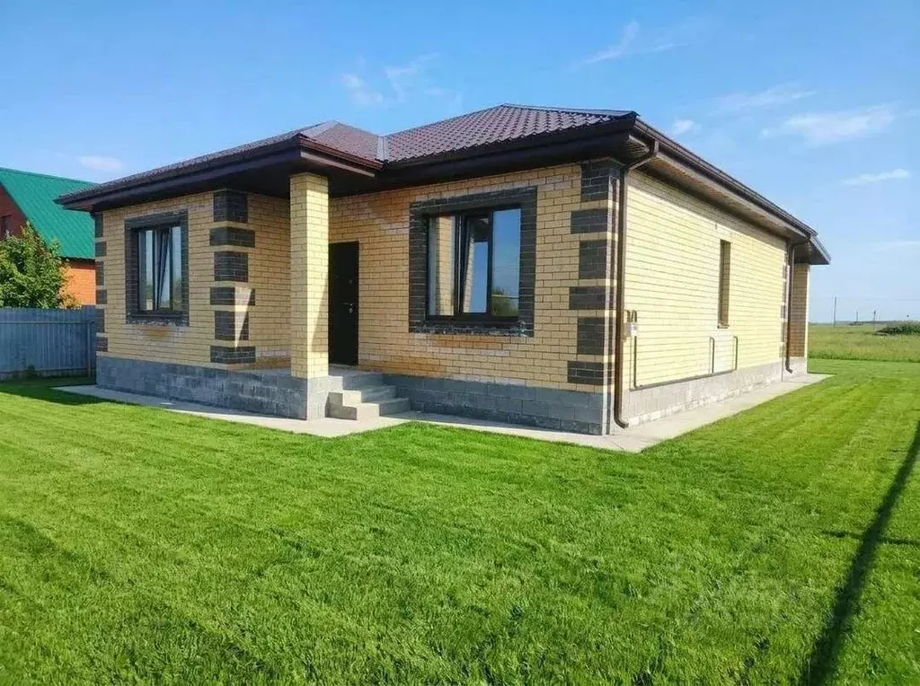 Дом в Белгородская область, Корочанский район, Мелиховское с/пос, с. ... - Фото 1