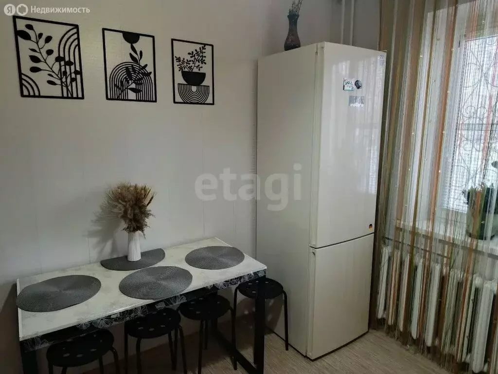 3-комнатная квартира: Новоалтайск, 8-й микрорайон, 28 (66.2 м) - Фото 1